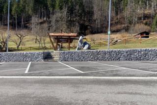 Muro di contenimento parcheggio fraz. Valpicetto